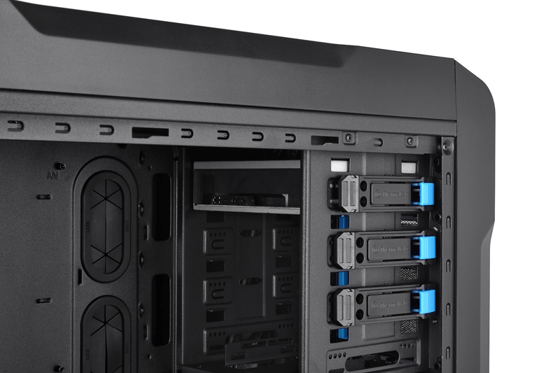 Thermaltake Chaser_A71_Gaming_Case_with_convenient_platform__cable_management